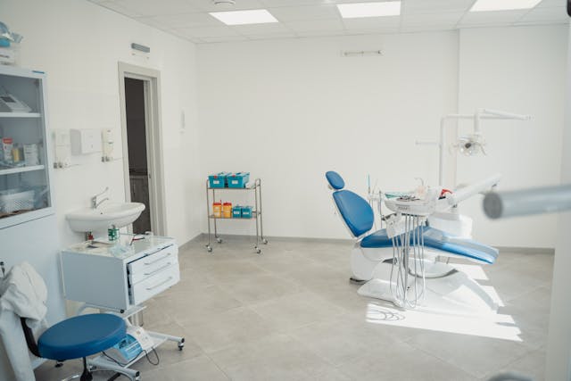 מיקרוסקופים ומגדילים לטכנאי שיניים: דיוק שמייצר תוצאות מושלמות