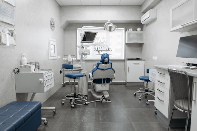 שולחנות עבודה חכמים לטכנאי שיניים: נוחות שמשפרת תפוקה